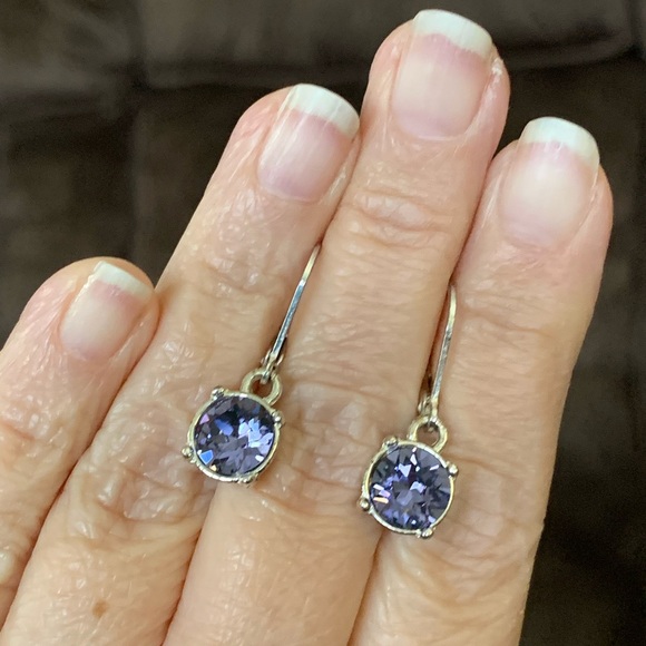 Elegant silver tone tanzanite colored simulant lever back earrings - Picture 10 of 11